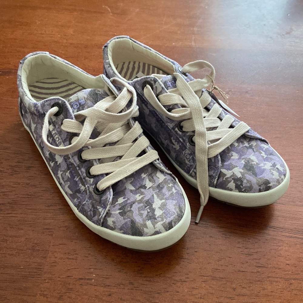 NWT Taos sneakers. Mauve (Purple) camouflage.